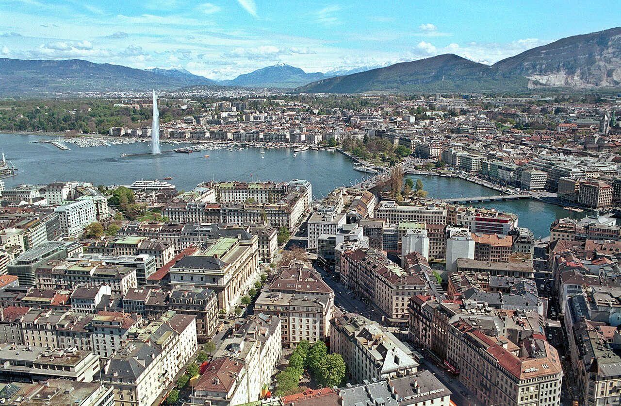 Vue panoramique de Geneve avec le Jet d'eau et les Alpes